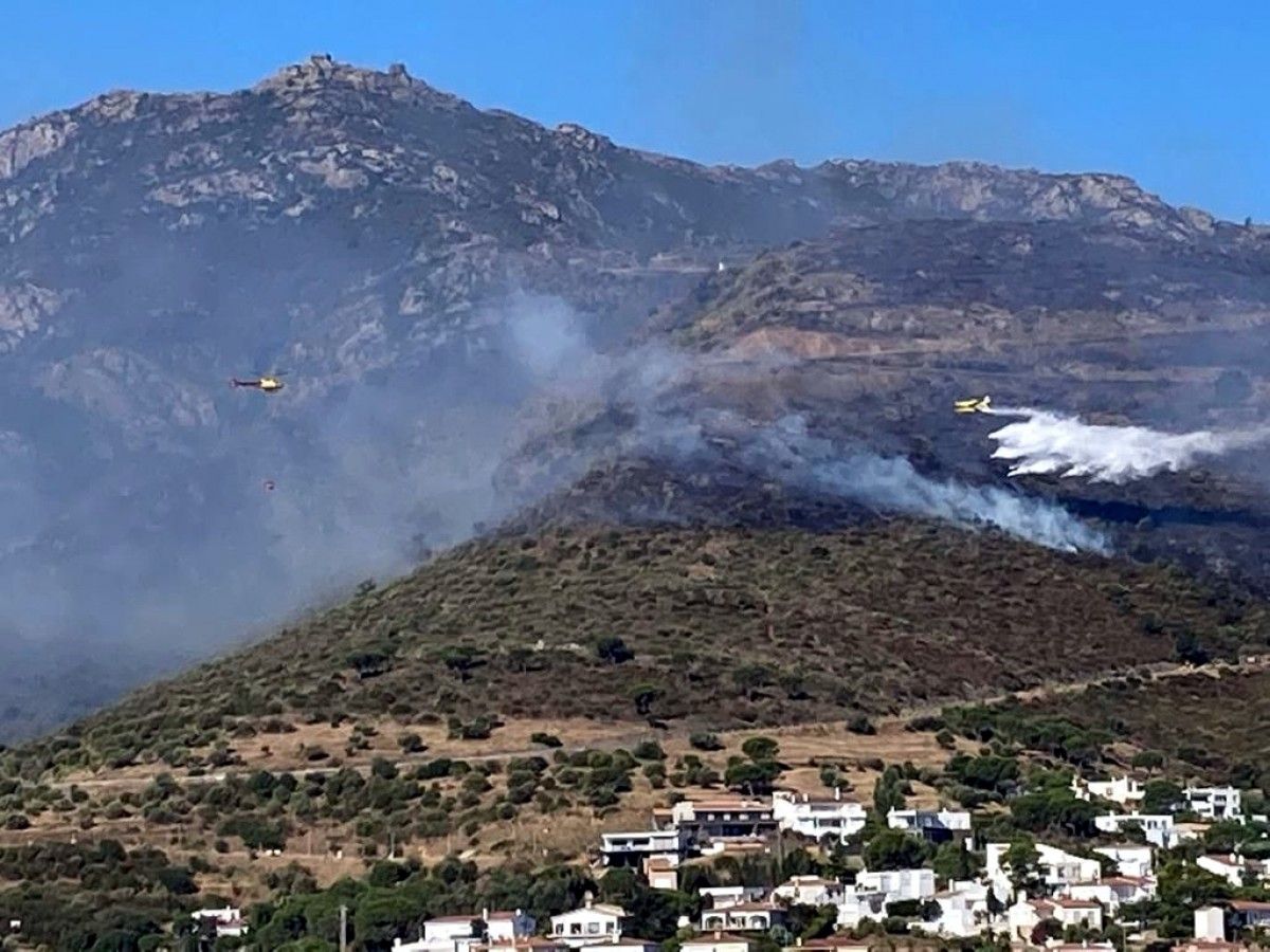 Mitjans aeris treballant en l'incendi de l'Alt Empordà