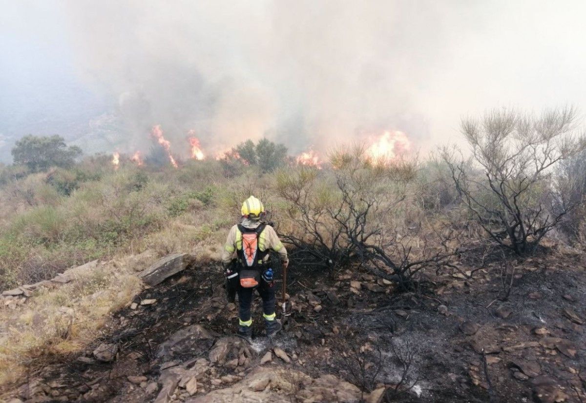 Un bomber a l'incendi de l'Alt Empordà