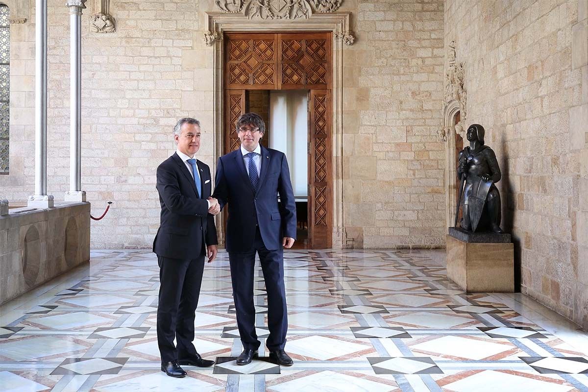 Carles Puigdemont i Iñigo Urkullu al Palau de la Generalitat