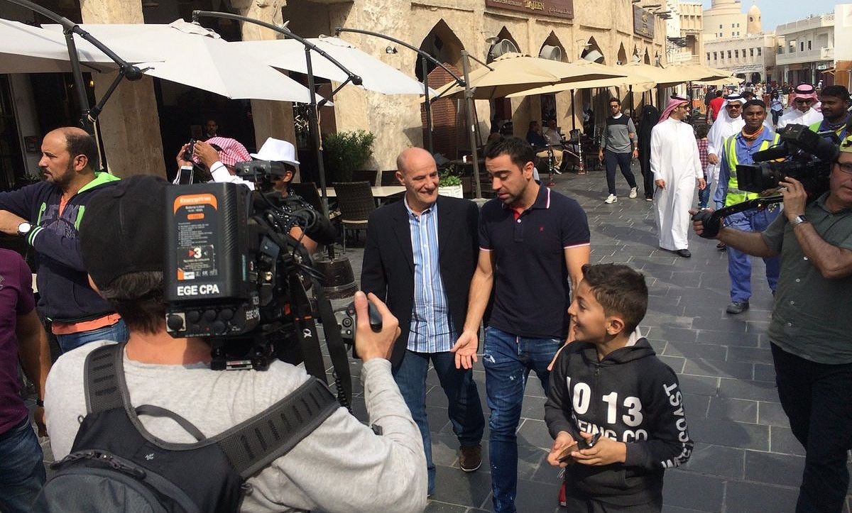 Xavi Hernández passejant amb Pere Escobar pels carrers de Qatar