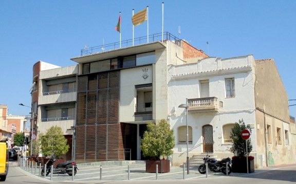 L'Ajuntament de Sant Quirze del Vallès, sense les banderes espanyola i europea