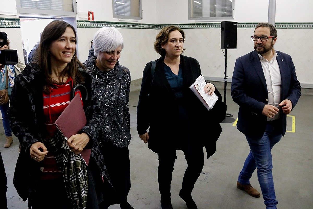 Núria Parlon, Dolors Sabater, Ada Colau i Juli Fernàndez a la reunió sobre habitatge