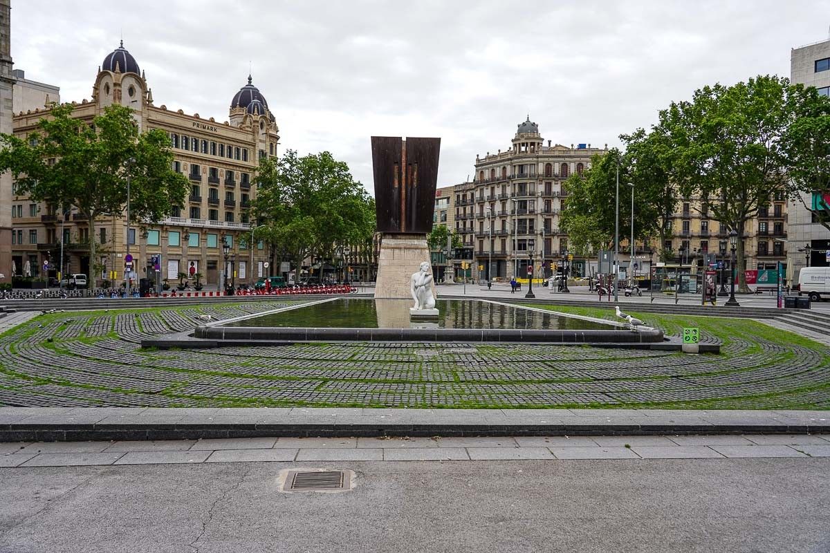 La plaça de Catalunya durant el dia de Sant Jordi de 2020