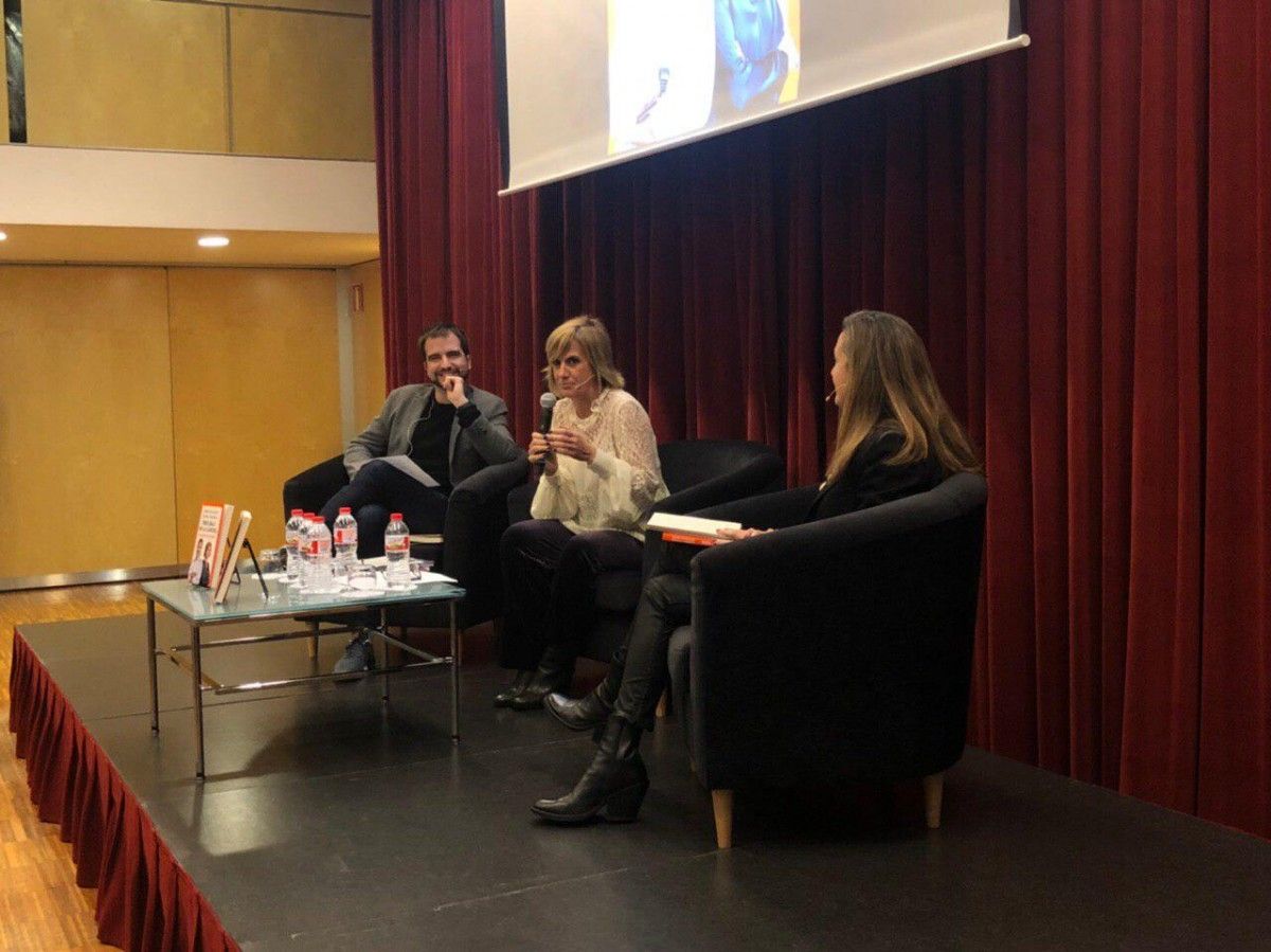 Gemma Nierga, amb els periodistes Esther Vera i Ricard Ustrell presentant el llibre
