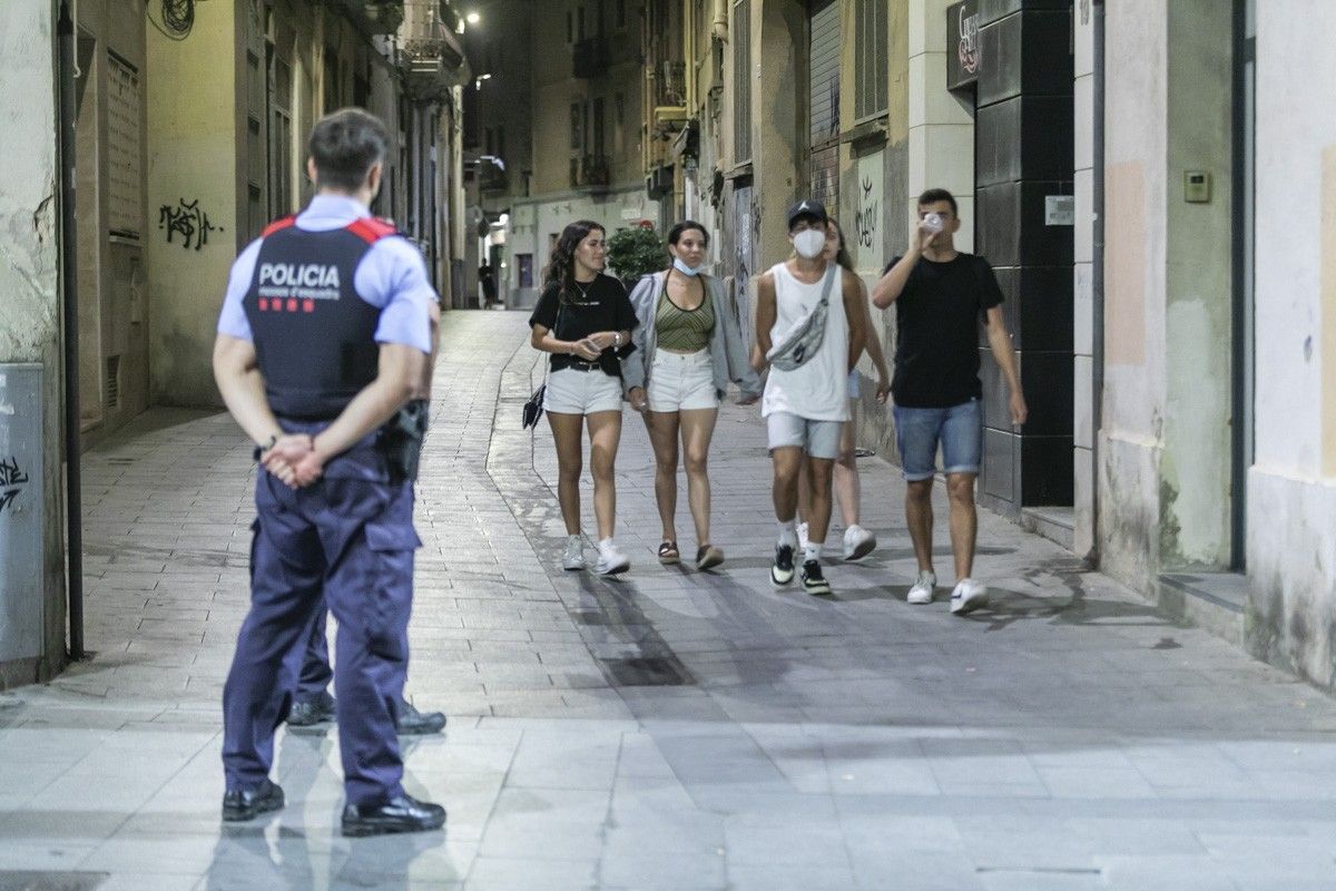 Agents dels Mossos vigilen els carrers per fer complir el toc de queda.