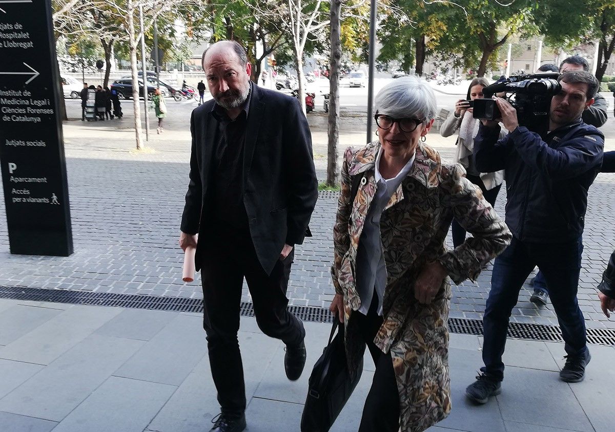 El director de TV3, Vicent Sanchis, arribant a la Ciutat de la Justícia, acompanyat per la seva advocada Olga Tubau.