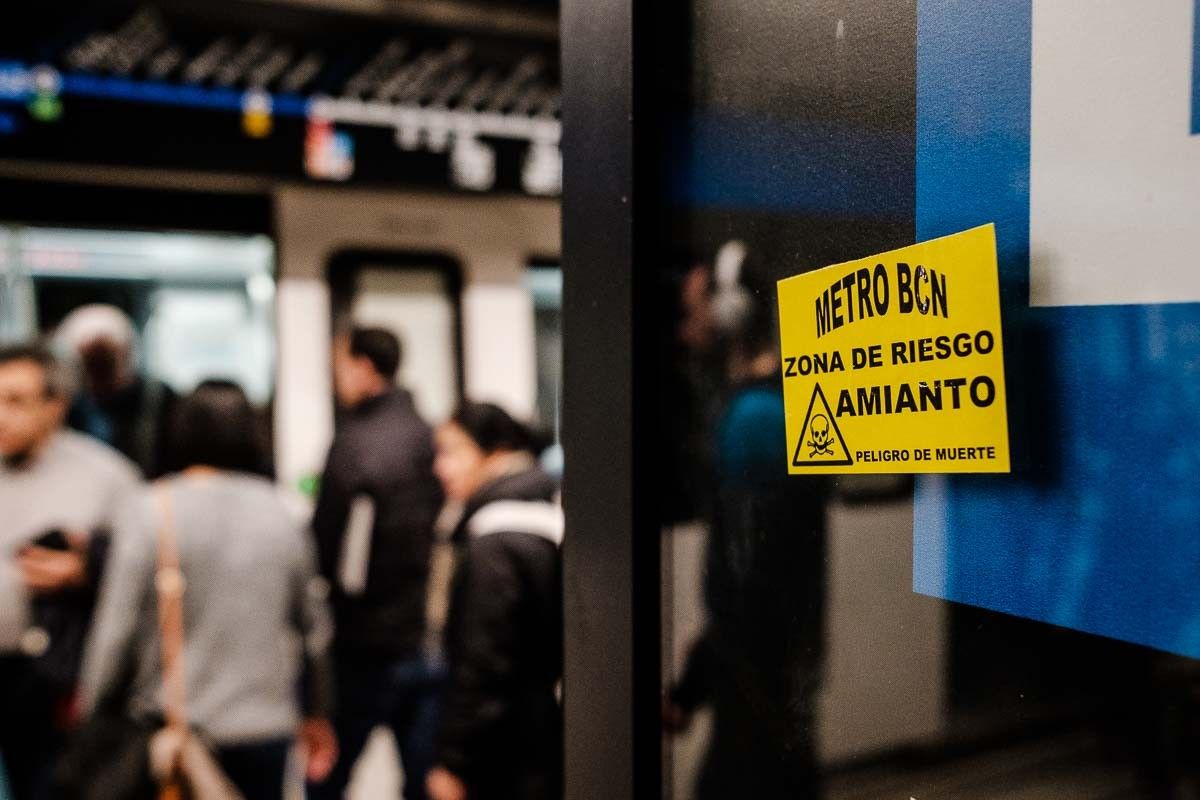 Une engxanina alertant de la presència d'amiant al metro de Barcelona