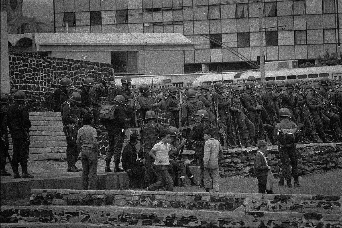 Soldats mexicans a la plaça de Tlatelolco. 