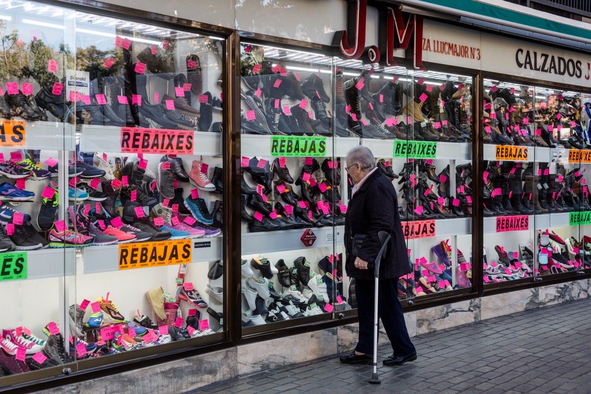 Aparador de rebaixes en una sabateria de Nou Barris.