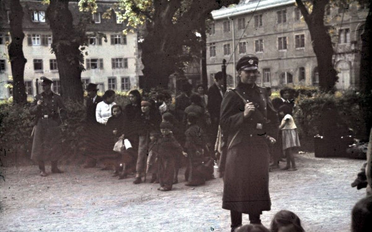 Grups de gitanos concentrats per ser deportats a Asperg, Alemanya, el 1940