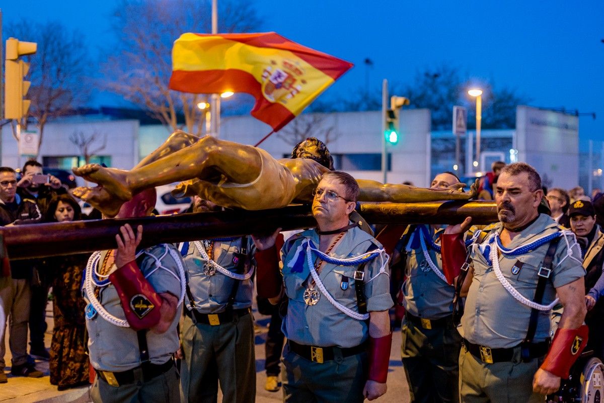 Legionaris portant el Crist de la bona mort a les espatlles a l'Hospitalet de Llobregat el març del 2016