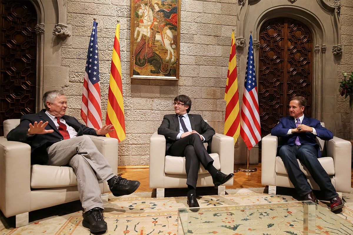 Carles Puigdemont amb els dos congressistes nord-americans al Palau de la Generalitat