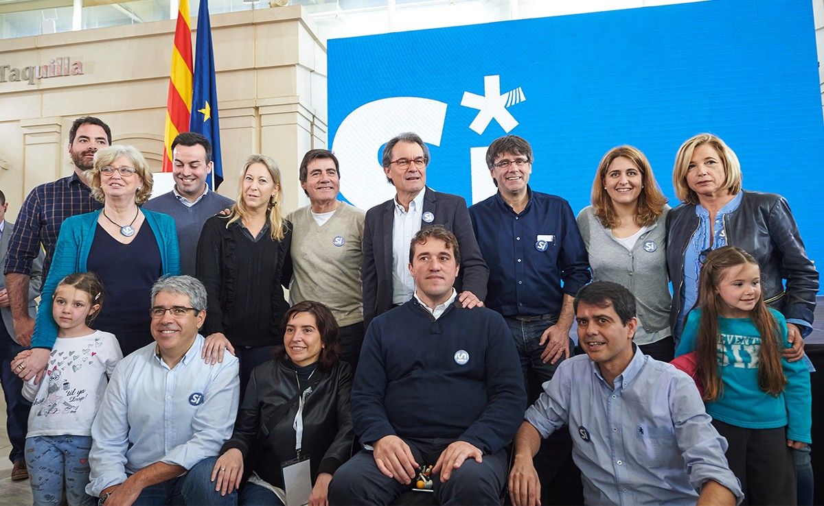 Puigdemont i Mas, en l'acte d'inici de la campanya del «sí» del PDECat