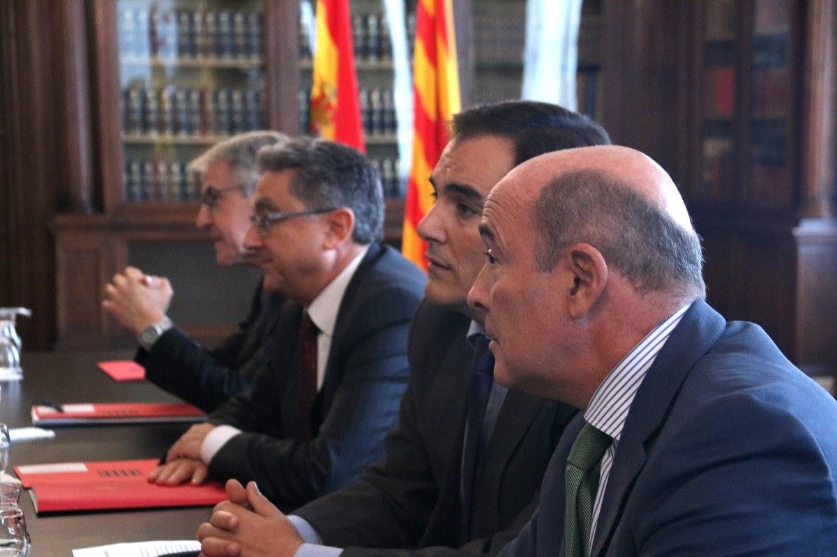 Enric Millo, al fons, en la reunió de la junta de seguretat del 28 de setembre del 2018