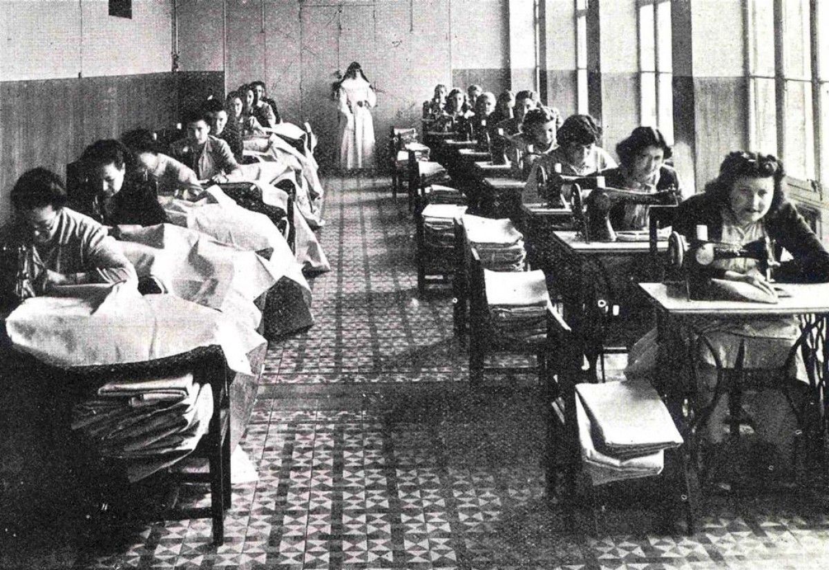Dones treballant a la presó de les Corts el 1952.