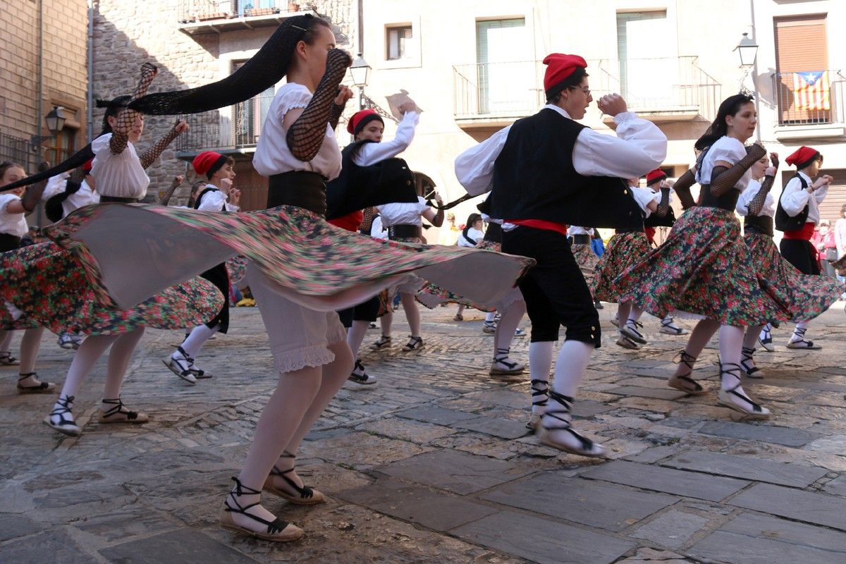 Una colla de les Caramelles de Súria, en plena dansa a la Plaça Major del Poble Vell