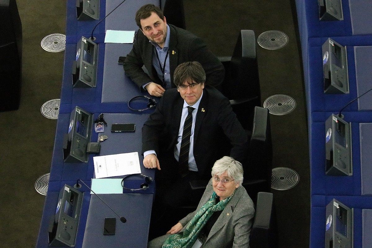 Els eurodiputats Toni Comín, Clara Ponsatí i Carles Puigdemont al seu escó a la seu del Parlament Europeu.