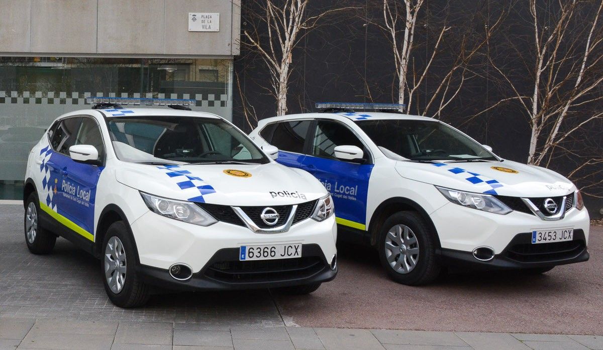 Dos vehicles de la Policia Local de Sant Cugat.