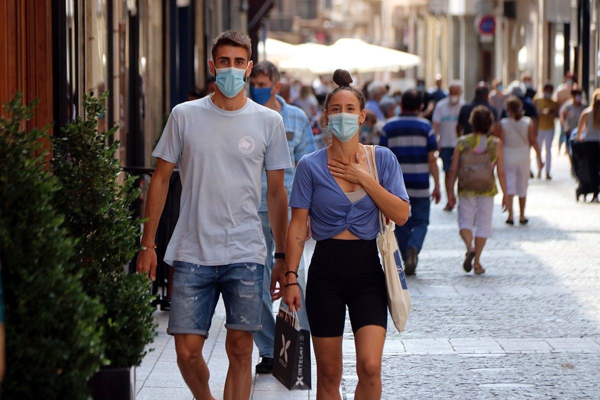 Una parella passeja pel carrer de Monterols, a Reus