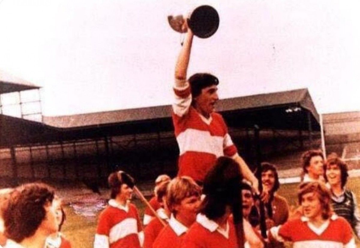 Kevin Lynch aixeca la copa de campió d’Irlanda sub16 de 1972 a l’estadi Croke Park de Dublín