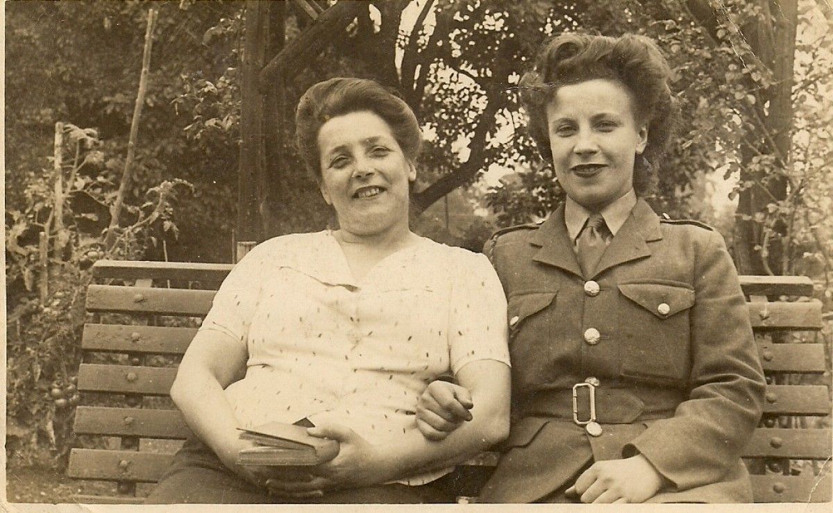 Betty Marris (dreta) amb la seva mare 