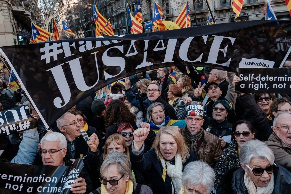 Manifestació massiva contra el judici de l'1-O a la Gran Via de Barcelona