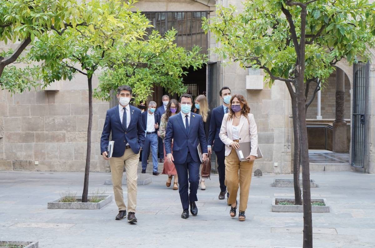 Pere Aragonès, amb Jordi Puigneró, Laura Vilagrà i la resta de consellers arribant al consell executiu.