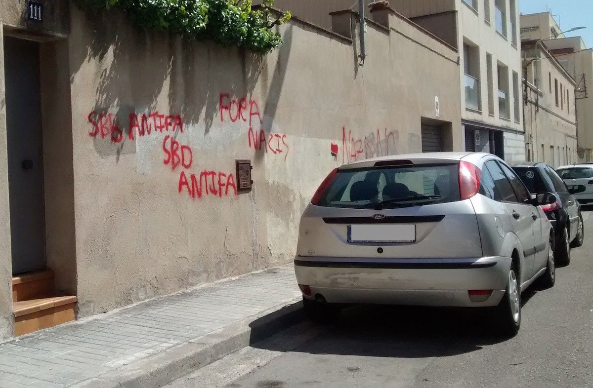 Pintades antifeixistes al barri de Gràcia