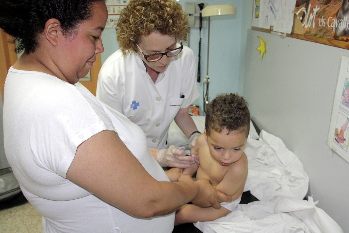 Vacunar els fills no és obligatori, tot i que els metges ho recomanen a la majoria de famílies