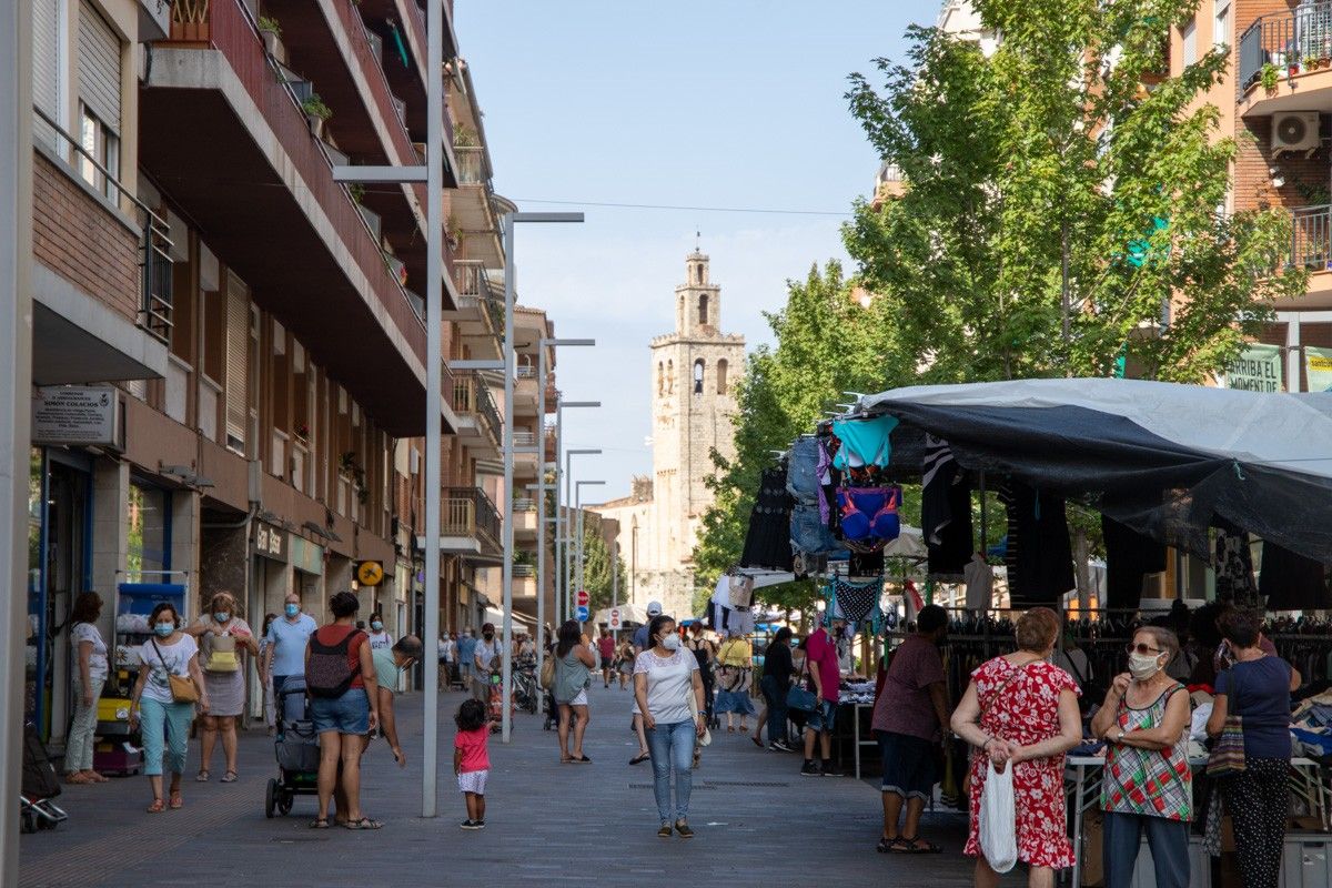 Imatge d'un dels carrers més coneguts de Sant Cugat amb el Monestir de fons. 