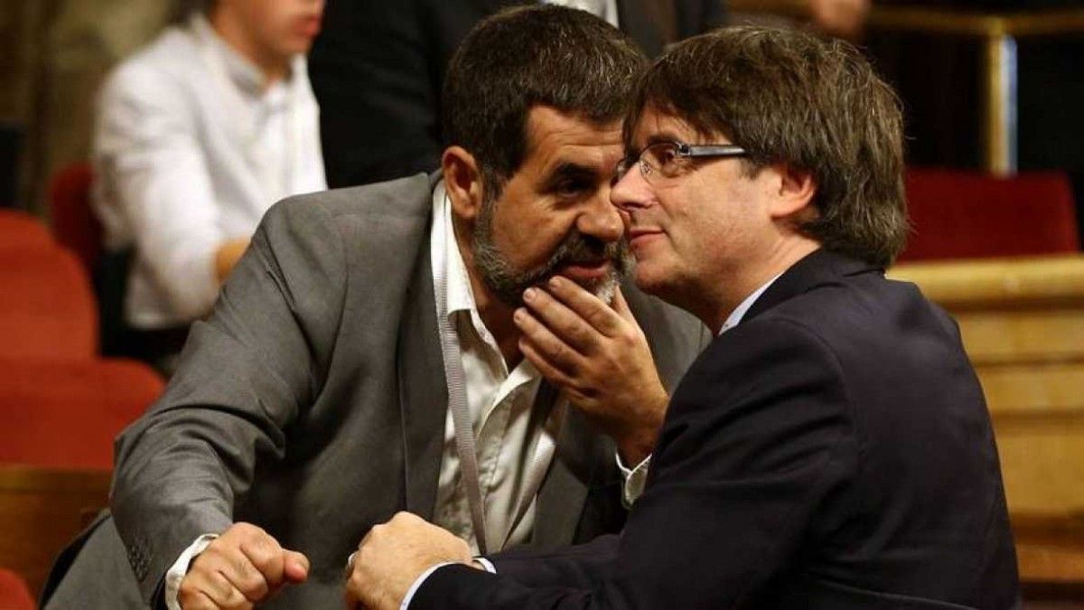Carles Puigdemont i Jordi Sànchez, en una imatge d'arxiu al Parlament