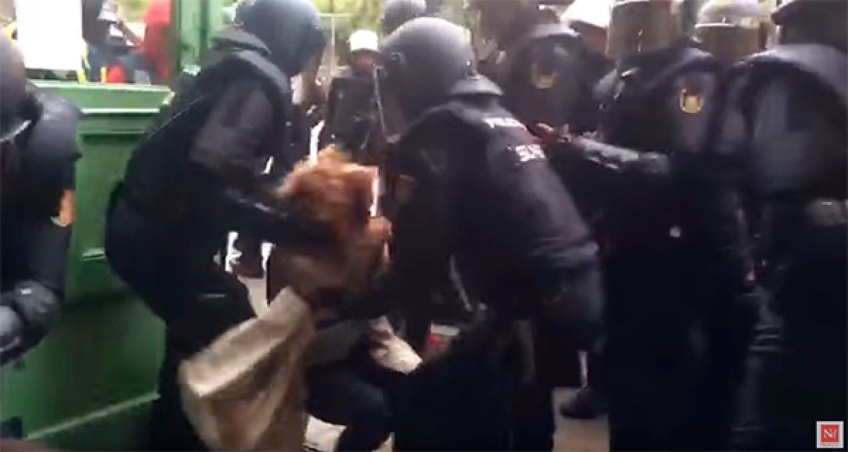 Captura de vídeo de càrregues policials en un centre de votació de Barcelona l'1-O