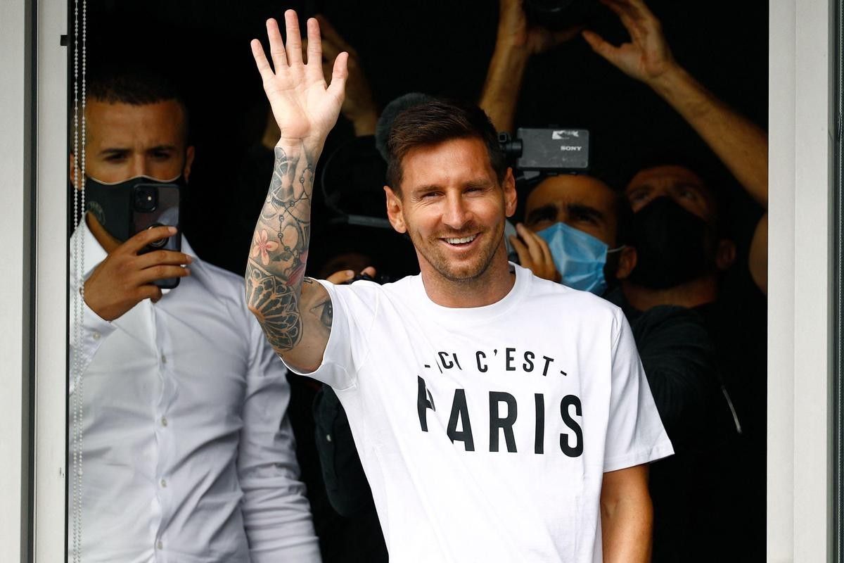 Messi saluda a l'afició del PSG.
