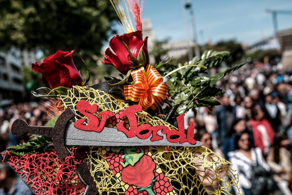 Ambient de Sant Jordi al centre de Barcelona