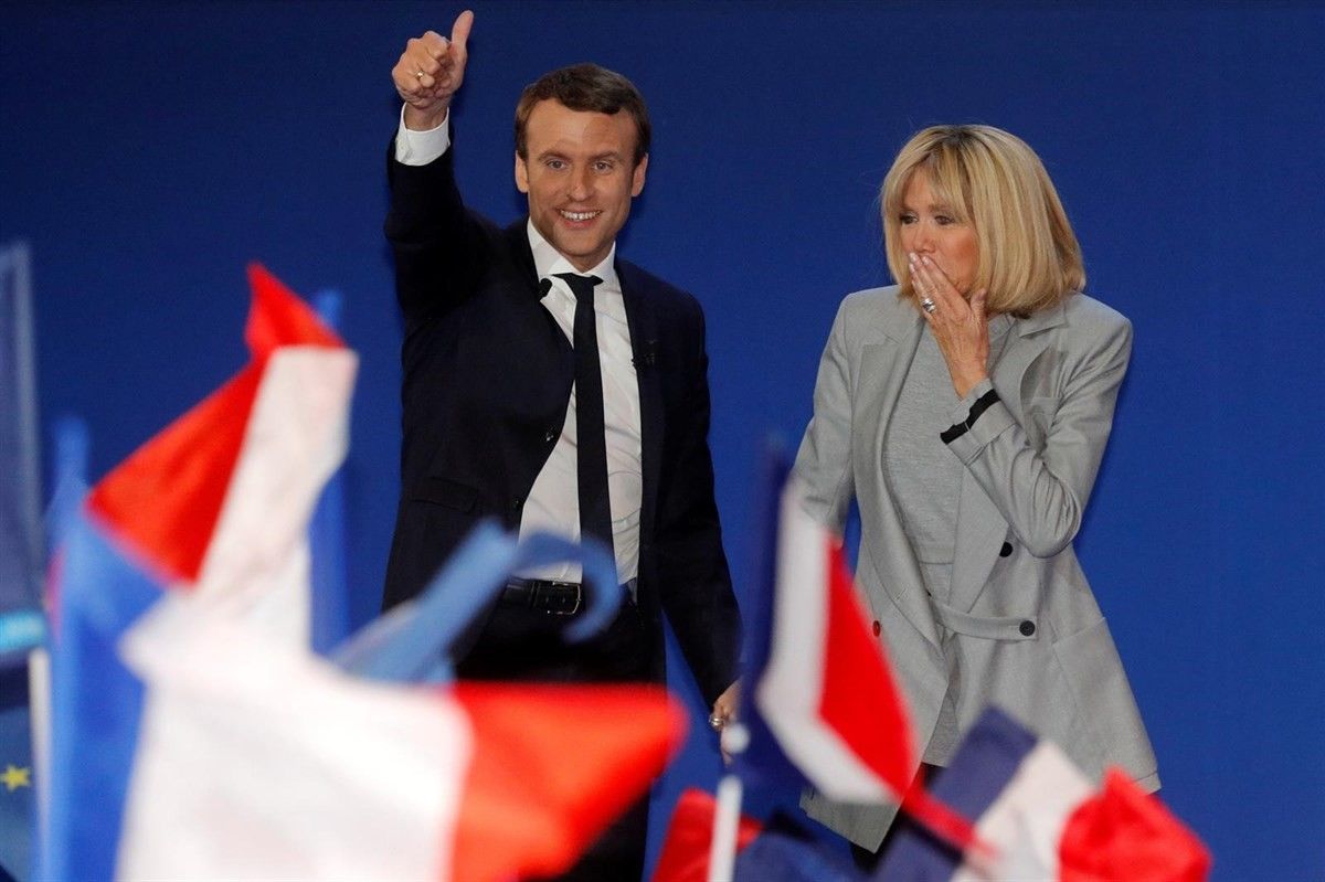 Macron amb la seva dona, celebrant els resultats
