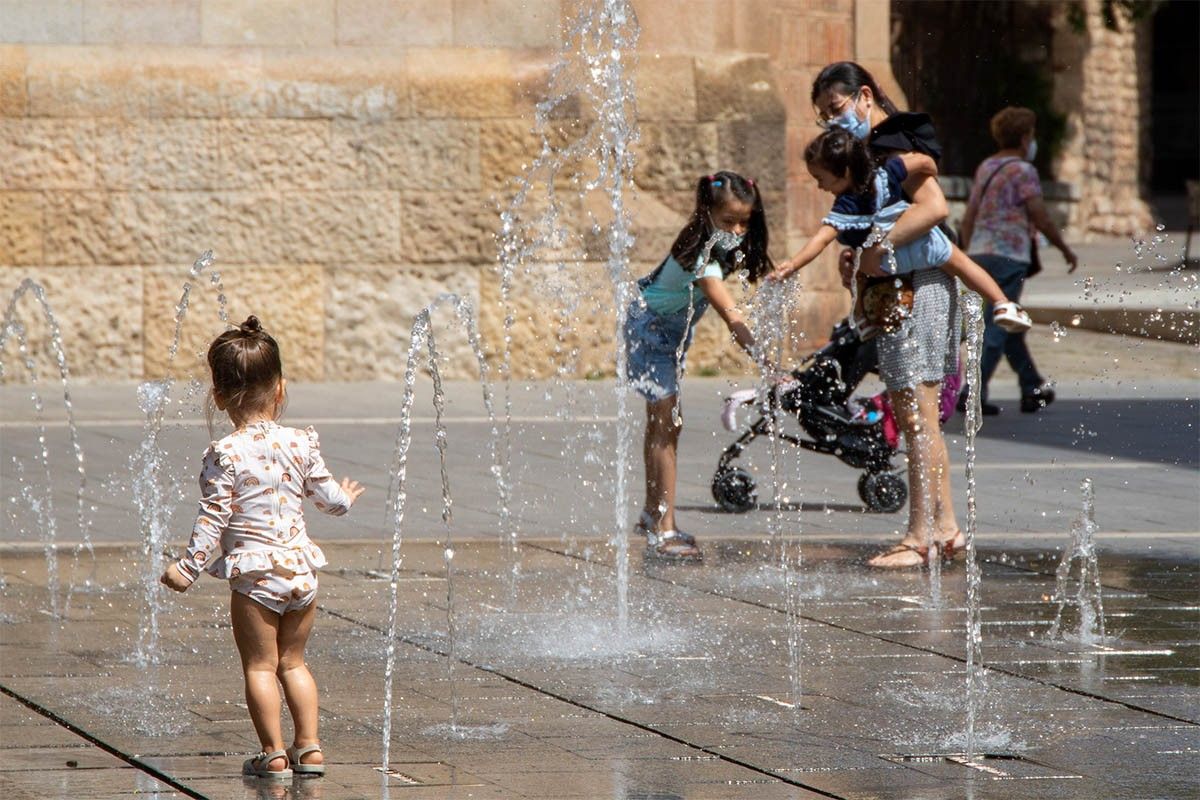 Nens refrescant-se a la font de la Plaça Sant Roc.