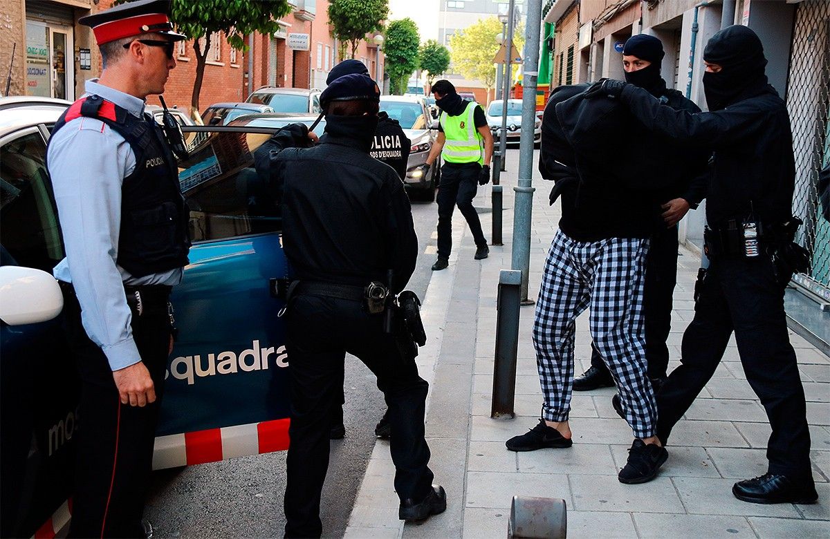 Un detingut al carrer Dolors Almeda de Cornellà de Llobregat