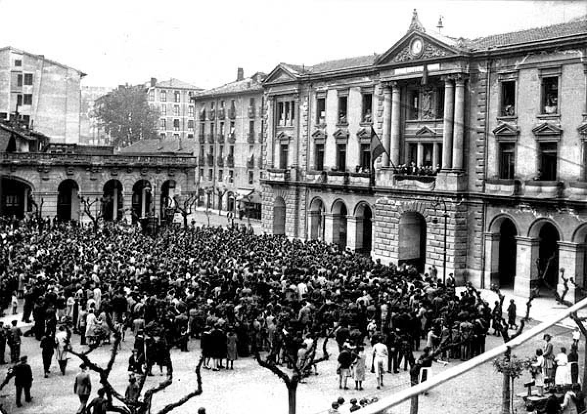 La plaça Unzaga d’Eibar, amb la tricolor penjada al balcó de l’ajuntament