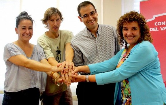 Maria Àngels Marcuello (Entesa), Joan Ballbè (ERC), Ignasi Giménez (PSC) i Núria Colomé (CiU) felicitant-se per la signatura del pacte