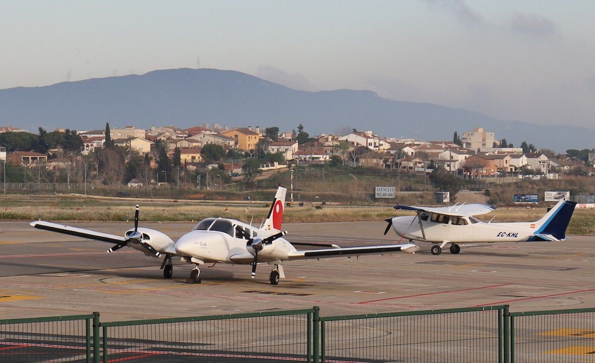 Dues avionetes a l'Aeroport de Sabadell
