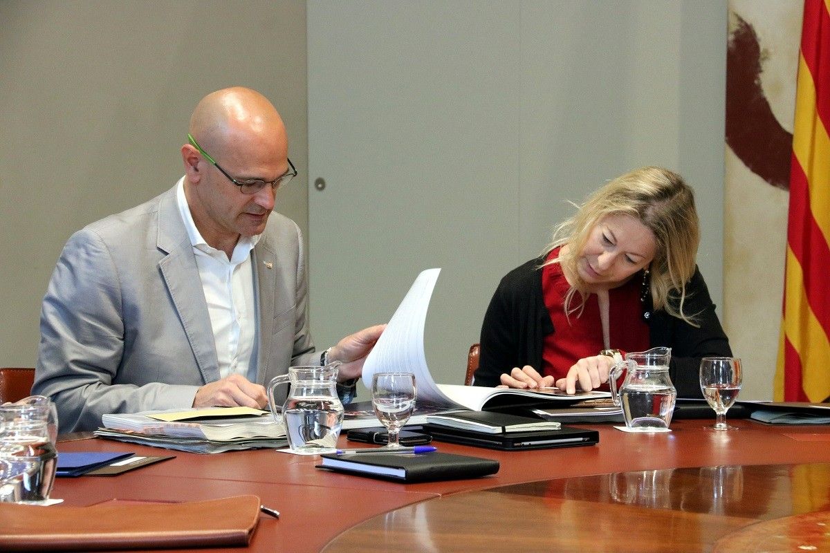 Neus Munté i Raül Romeva, durant la reunió del Govern del 25 d'abril del 2017