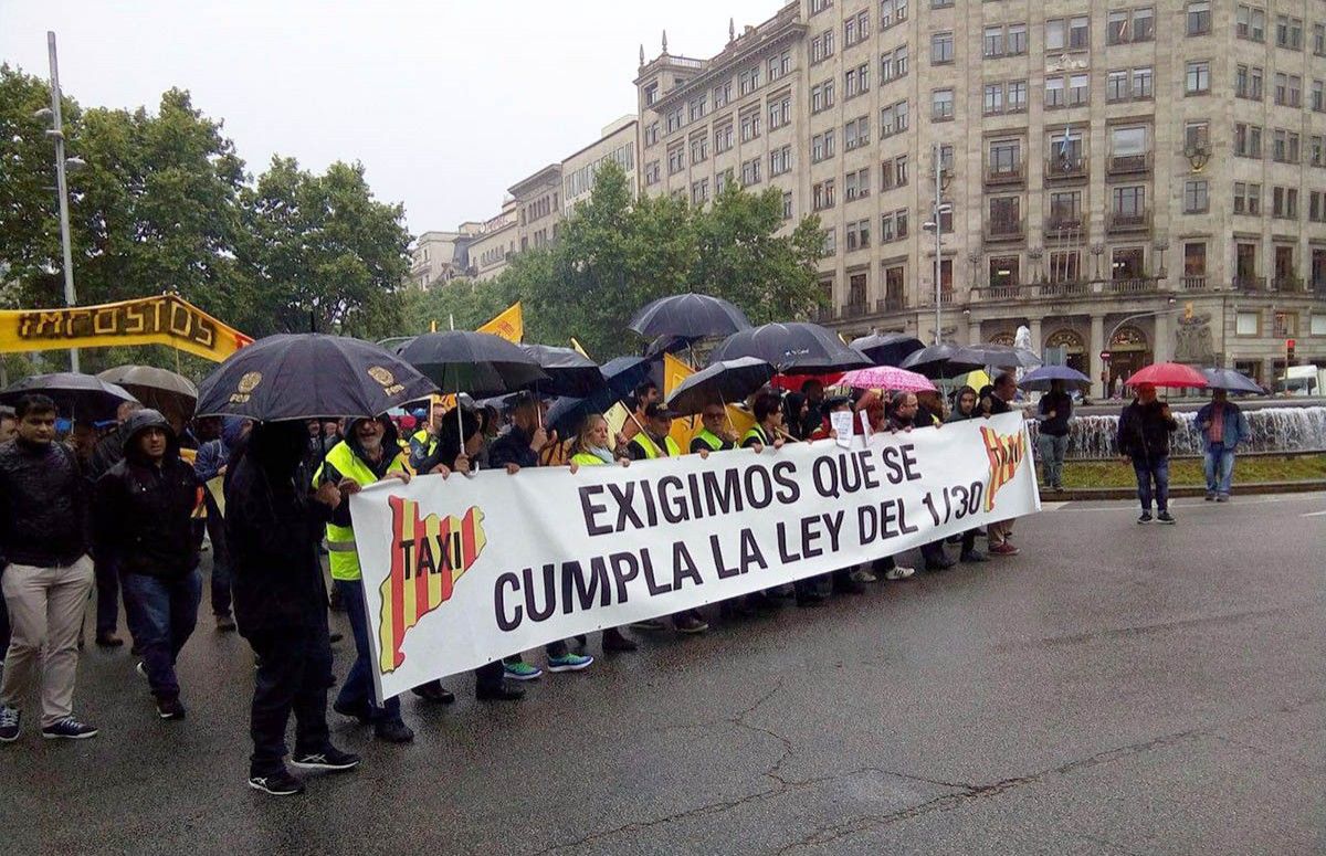 Un moment de la marxa de taxistes durant aquest matí de vaga a Barcelona