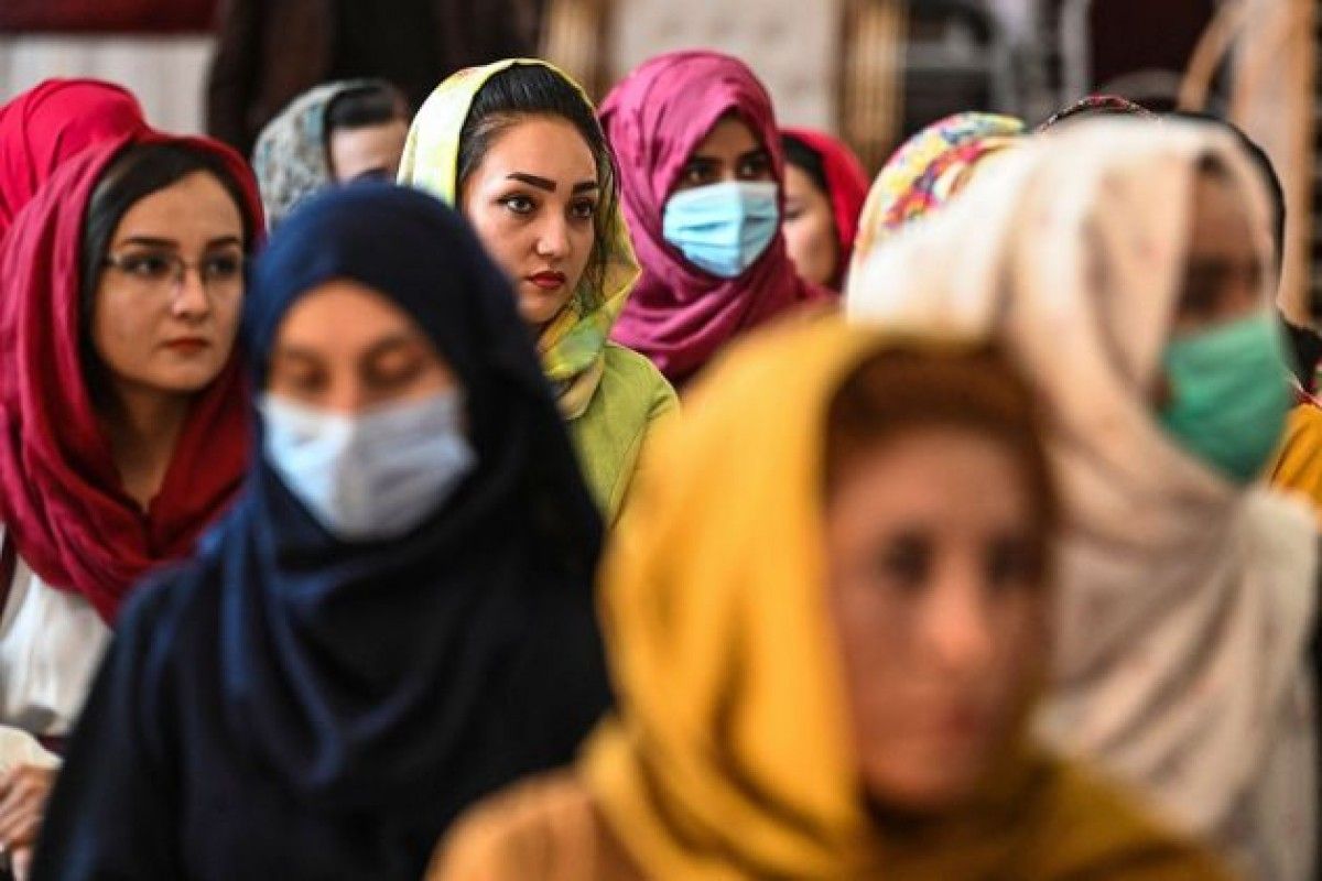 Dones afganeses caminant per Kabul