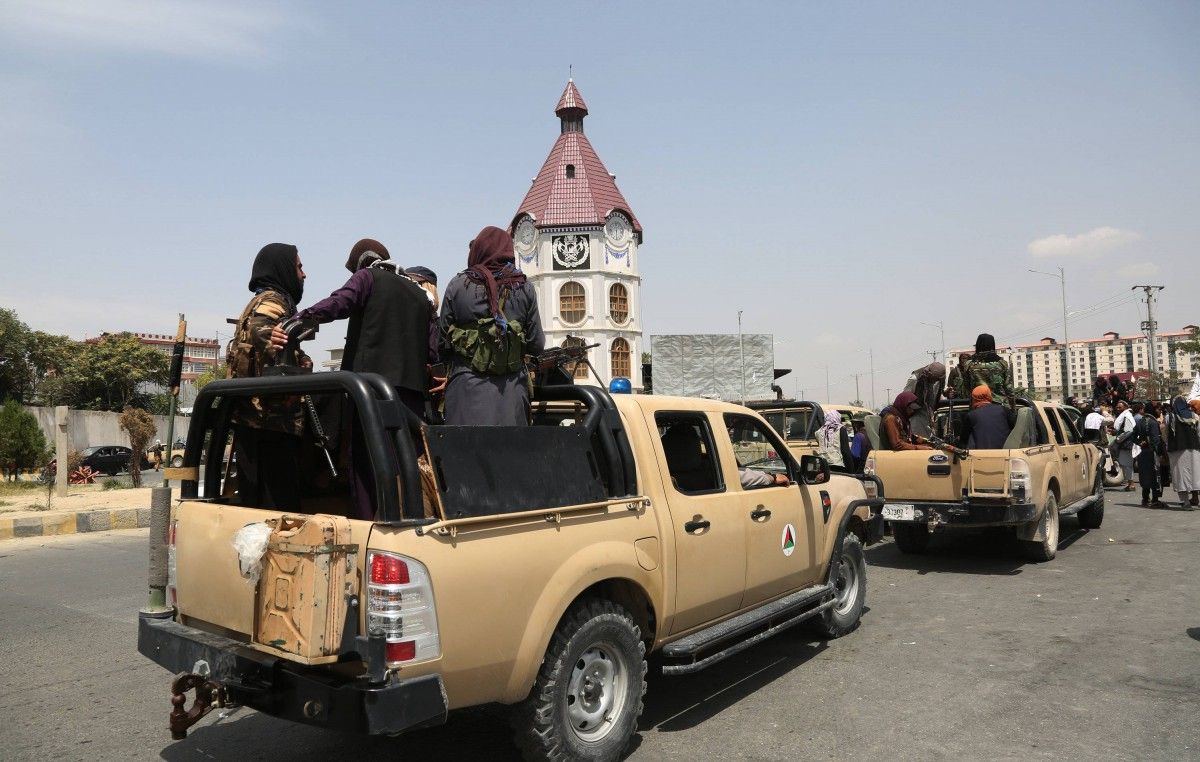 Tropes de talibans patrullant per Kabul.