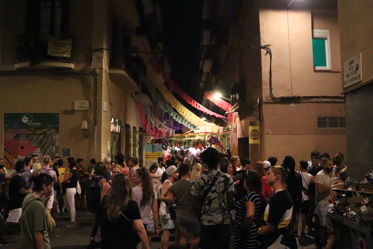 Aglomeracions a Gràcia el primer divendres sense toc de queda