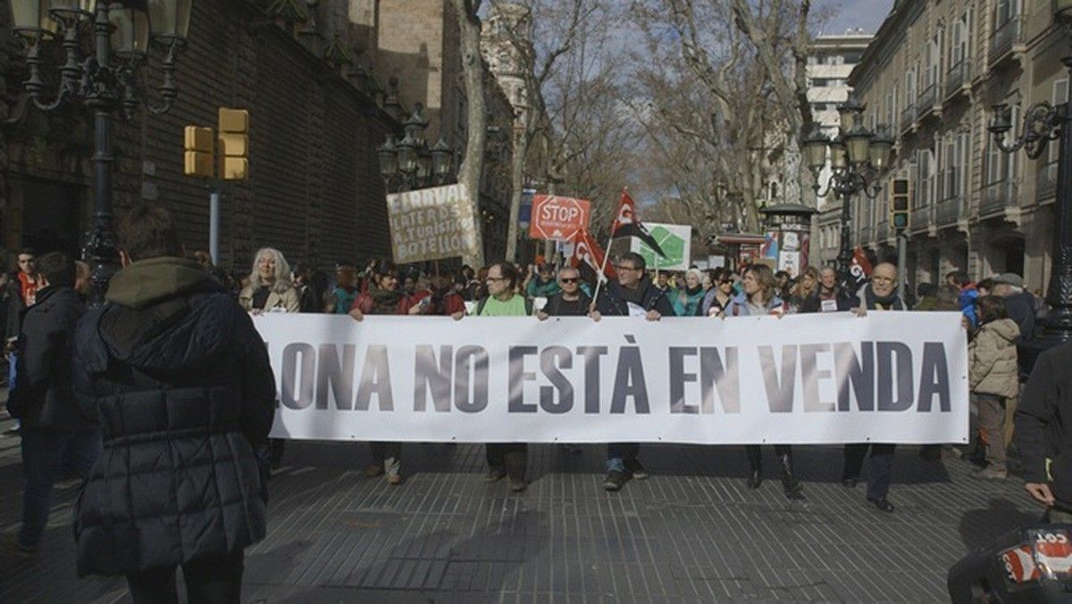 Una protesta veïnal per denunciar el model turístic de Barcelona, al documental «La ciutat dels turistes»
