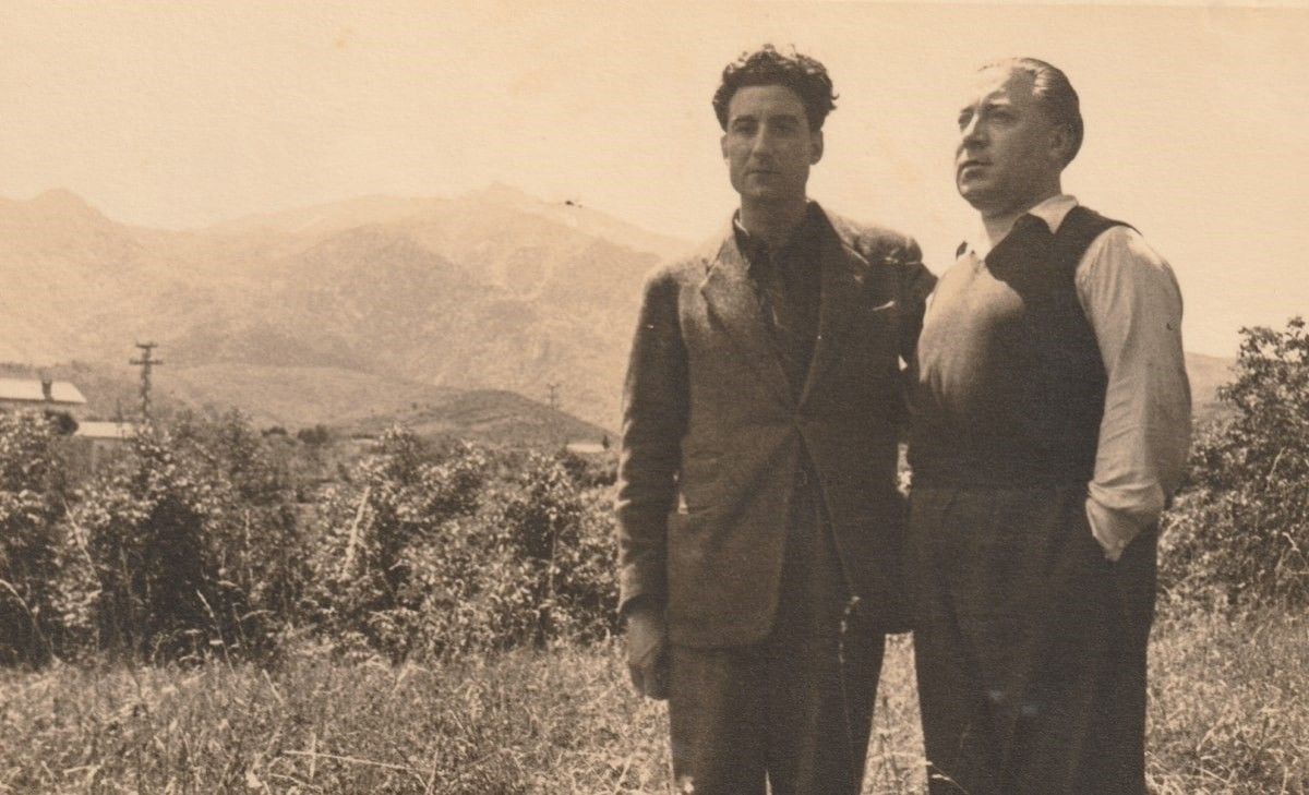 Melcior Font, a l'esquerra, amb el poeta Joan Alavedra i el Canigó de fons