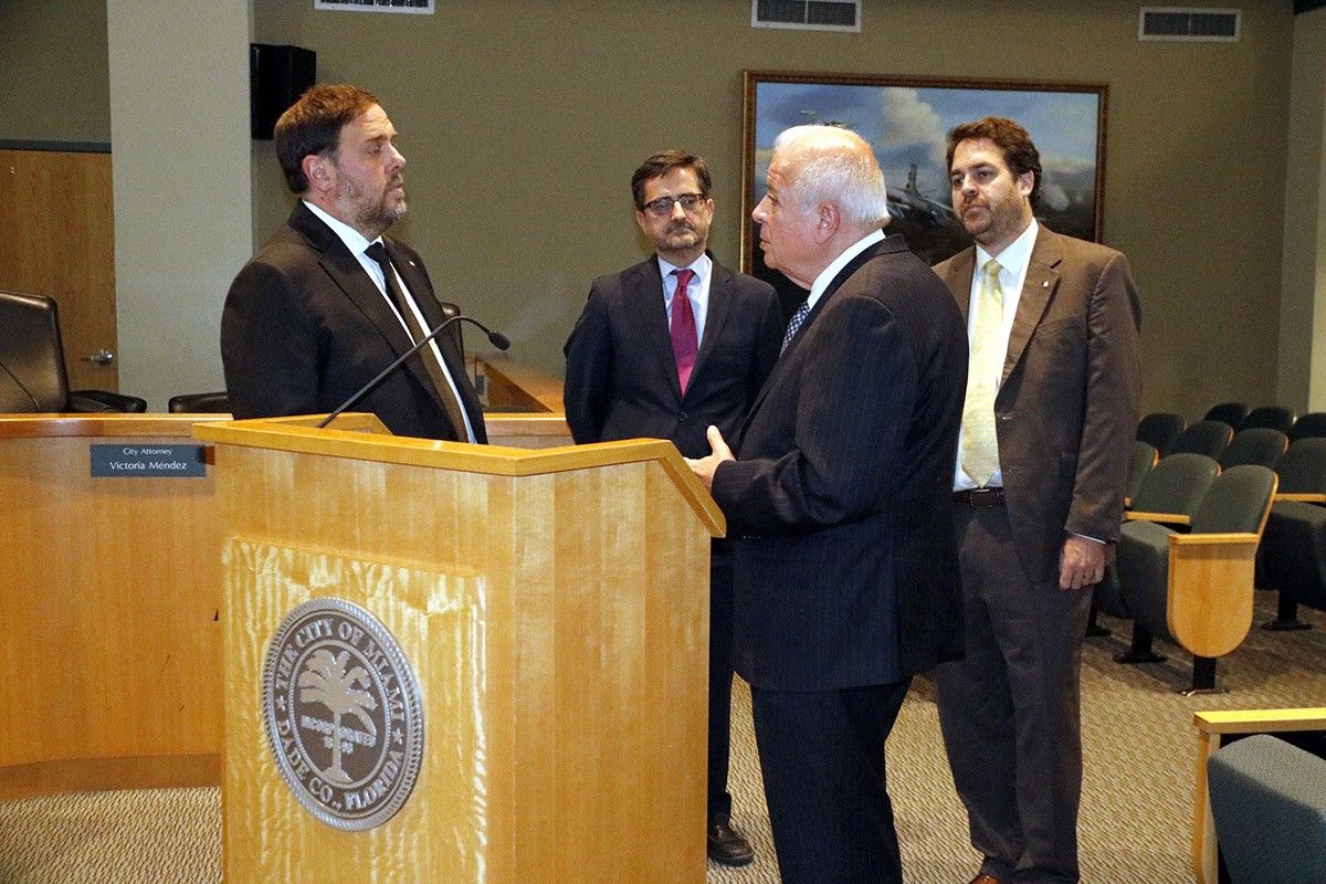 Oriol Junqueras, amb l'alcalde de Miami, Tomás Regalado, i, en segon pla, el cònsol espanyol Cándido Creis