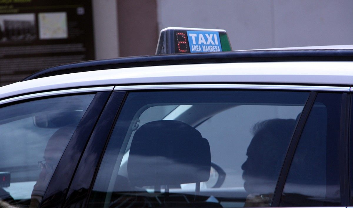 Un taxi mostrant que està operant amb la tarifa 2