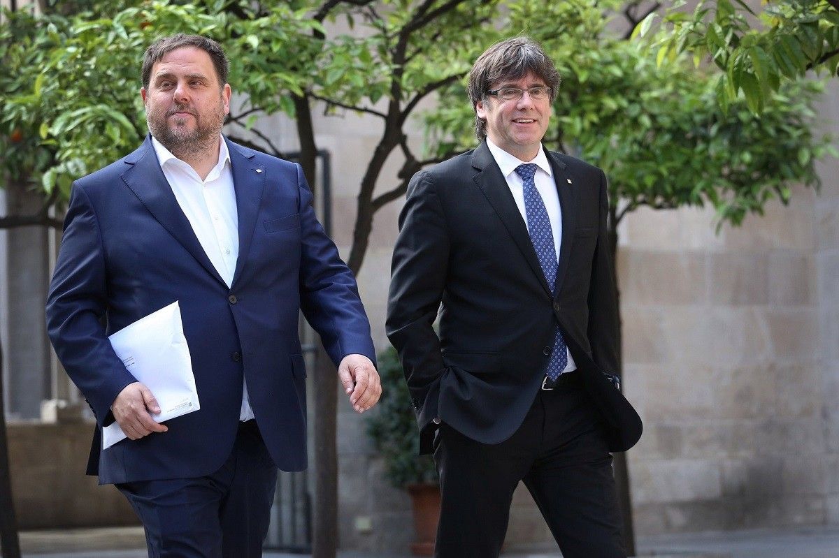 Puigdemont i Junqueras dirigint-se a la reunió del consell executiu